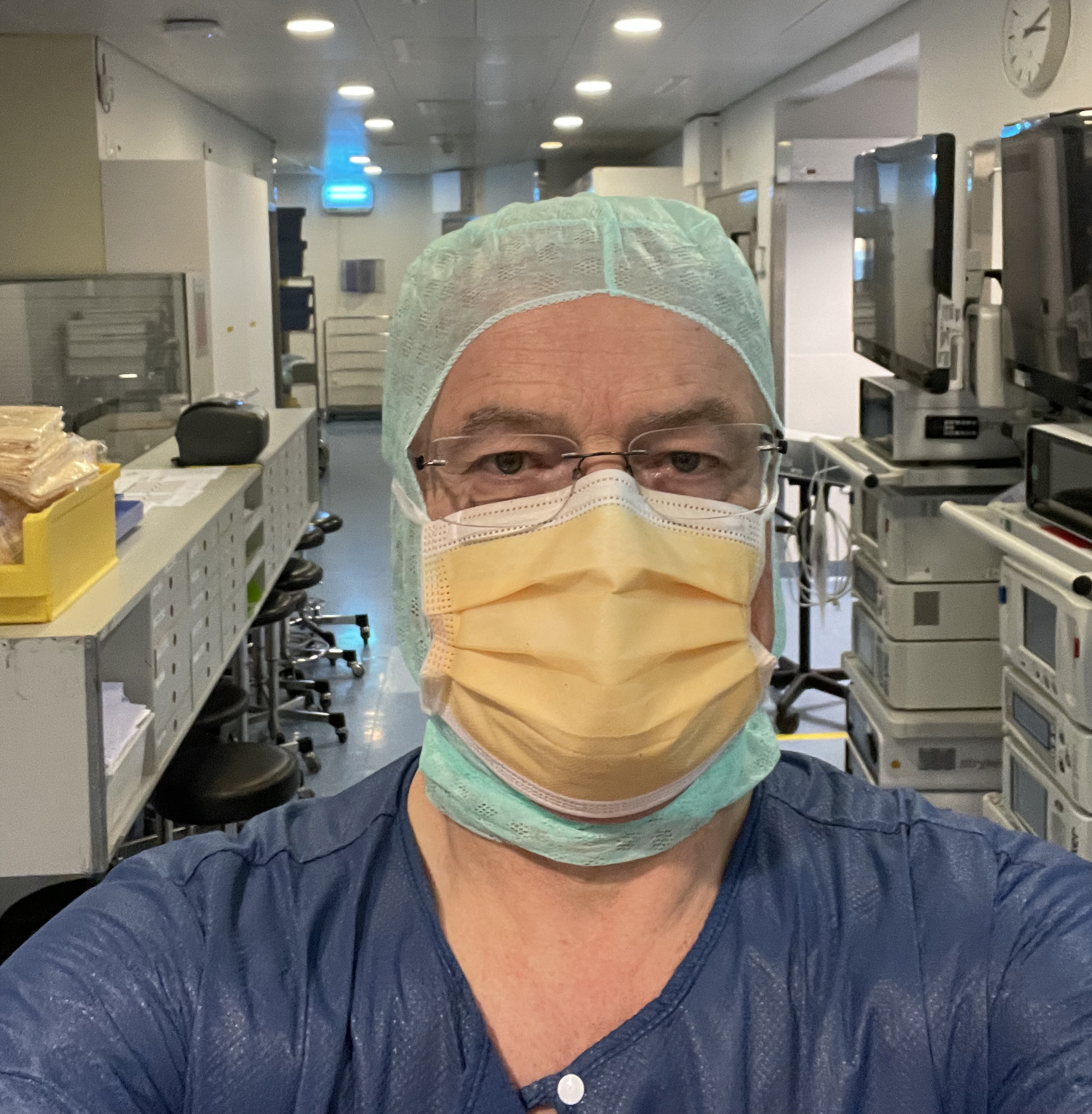 Prof. em. Dr. med. Walter R. Marti als Chirurg im Operationssaal