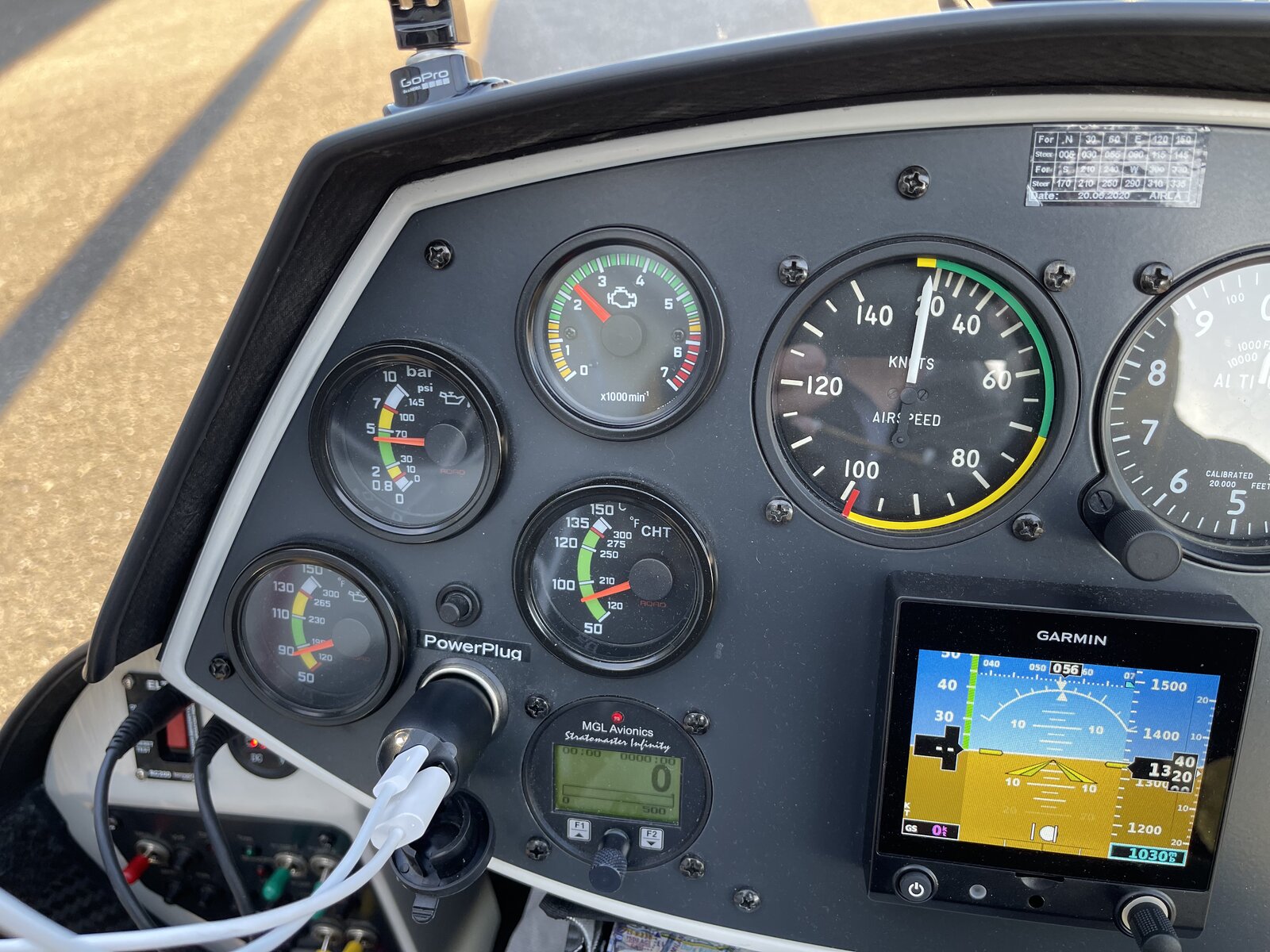 Cockpit mit Instrumenten und Avionik im Gyrocopter HB-WGB
