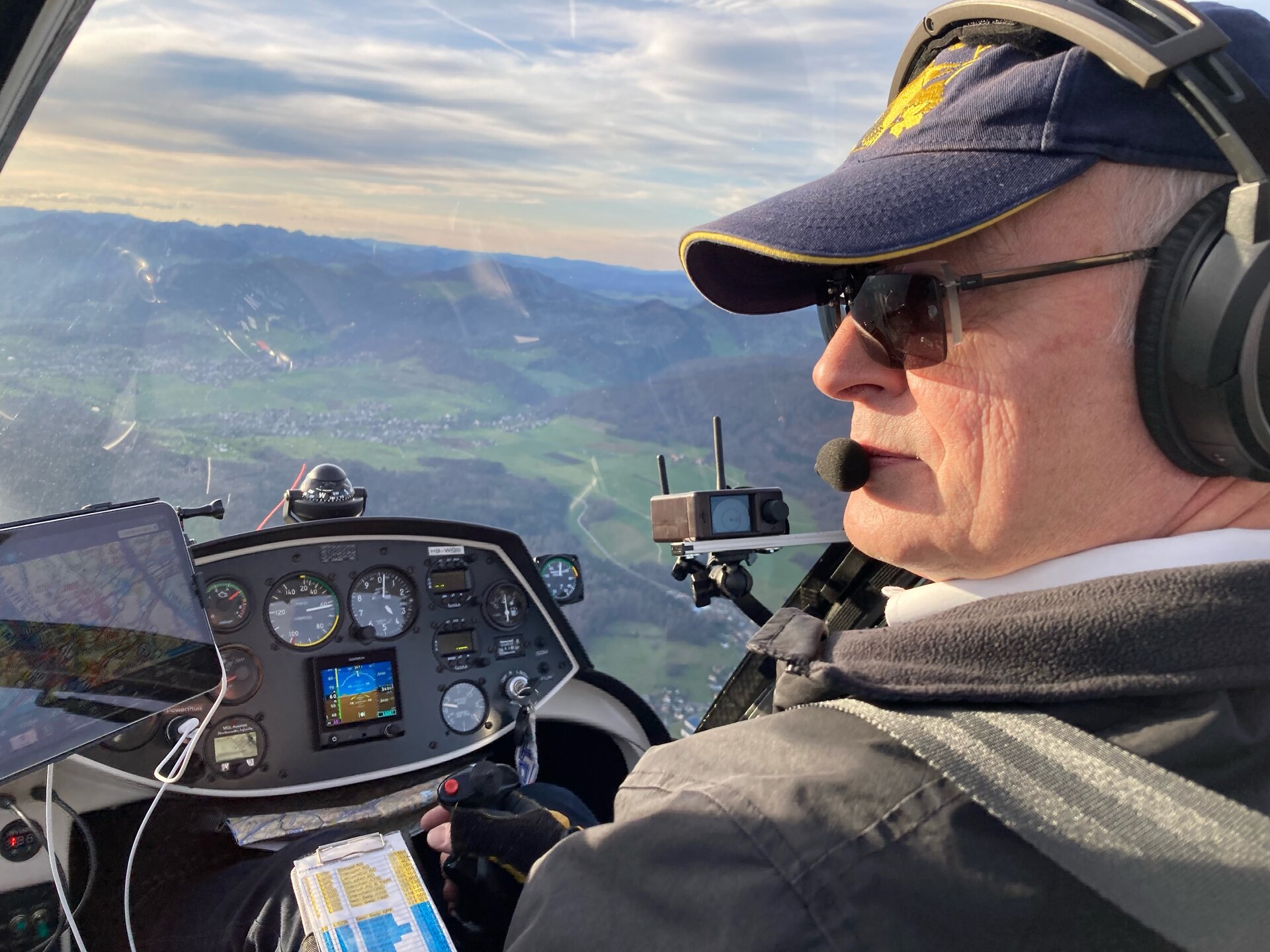 Walter Marti als Pilot im Cockpit des Gyrocopters HB-WGB über dem Voralpenland